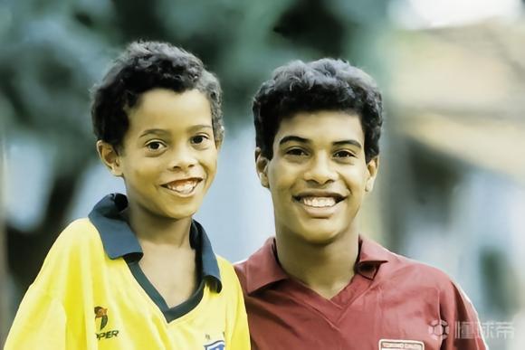 罗纳尔迪尼奥 职业生涯结束_罗纳尔迪尼奥 快乐足球理念_ronaldinho