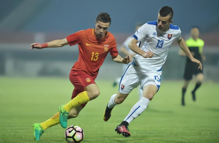 叶尔凡_叶尔凡 倒挂金钩 进球 空翻 中国U19 球员