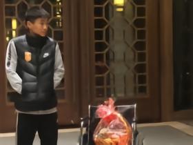 2019年送果篮时并未染红，韦世豪国家队生涯首次吃到红牌