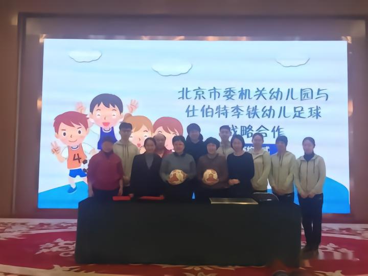 国足教练现在是谁_李铁国家队教练争议_中国足球换李铁