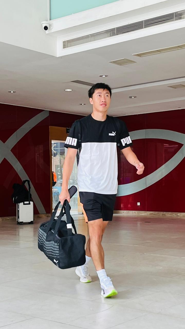 中甲：罗素亮相！赵旭日依然长发飘飘，四川九牛奔赴南京赛区
