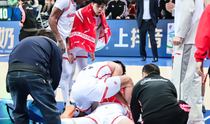 脚踝90度弯折！深圳年轻中锋重伤，这只是他的生涯第二战|天津先行者