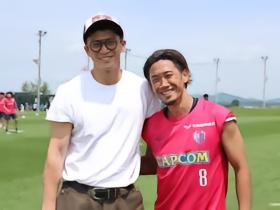 日本知名演员小栗旬造访大阪樱花训练营，并与全队合影
