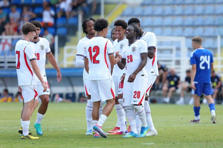 🦁 佩志和蒙加跟随英格兰U18梯队完成了两场友谊...