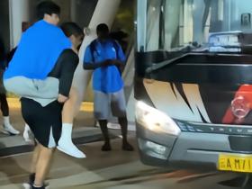 朱鹏宇在对阵云南的比赛中伤退，赛后被工作人员背离球场