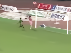 致敬南雄太？J3高知联合门将超巨失误，将球踢进自家大门
