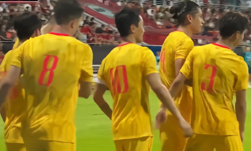 国足2-1新加坡，塞尔吉尼奥首球，张玉宁点射，朱辰杰送礼