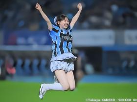 文体联动，前日向坂46成员富田铃花出席川崎前锋主场开球仪式