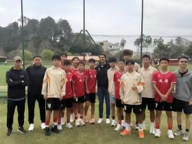 成都足球少年在巴西与圣保罗梯队切磋，卡卡现场探营慰问