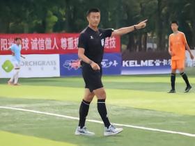 百队杯小球员拿傅明照片求签名：比想象中和蔼，判罚控制也准