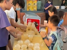 降降暑，记者：海港给客队球迷区的观众免费提供绿豆汤