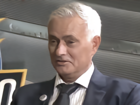 穆帅谈眼眶淤青：小将拉科斯塔踢球砸到我，我当时还戴着眼镜