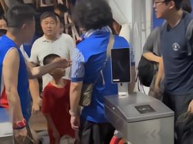 徐汇警方通报:三名男子辱骂身着非主场队服男童父亲,因寻衅滋事被行政拘留