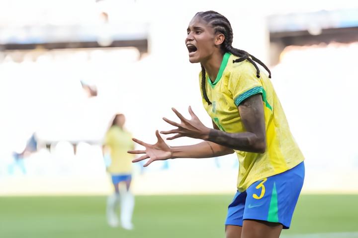 队报：巴西女足0-1美国，双方合计8张红牌