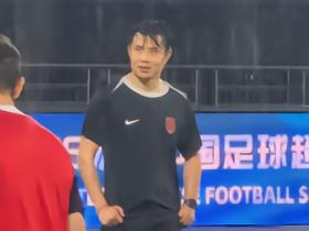东体：蒿俊闵加入成都教练组体现了俱乐部对主帅的不信任