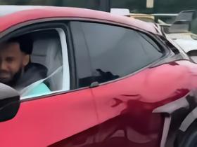 世体：奥巴梅扬开价值超百万欧元的法拉利现身拉科训练基地