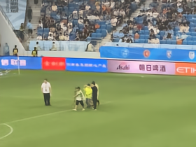 博主：新鹏城vs浙江现场的雨基本停了，现场开始了集体大K歌