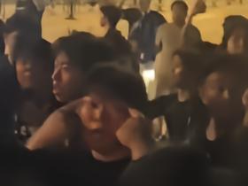 三镇vs津门虎赛后有极端球迷围堵客队大巴，有人做出拉眼角动作