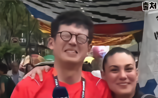 韩国记者现场报道世界杯，被一名墨西哥女孩在直播中亲吻后走红