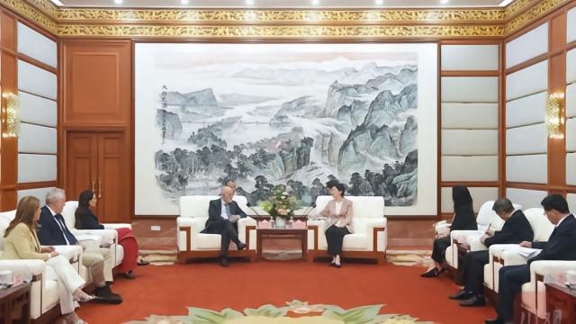 四川省省长会见西甲主席特瓦斯,后者表态愿共建青训体系
