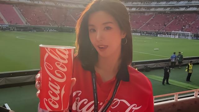 现场助威，韩国女歌手权恩妃现场观战韩国队比赛并分享自拍