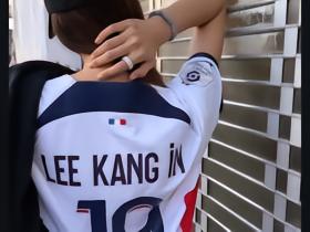 为闺密的男友应援，Lisa发布身穿李刚仁球衣的照片