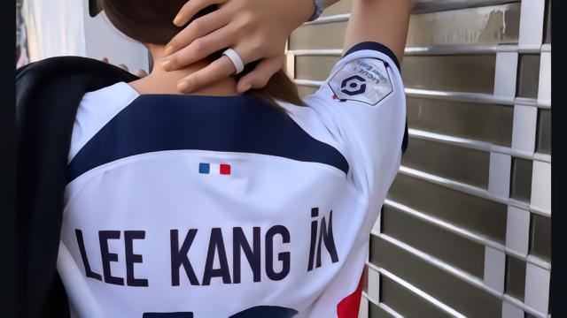 为闺密的男友应援，Lisa发布身穿李刚仁球衣的照片