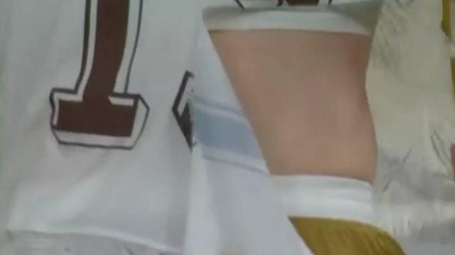 彪马汗流浃背了？捷克球衣被轻易撕破，遭到球迷吐槽