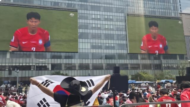 韩媒：首尔光化门广场聚集1.8万名球迷观看韩国队比赛