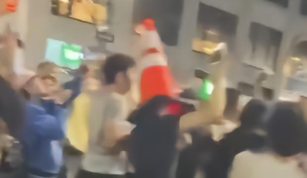路障僵尸？尼克斯球迷庆祝时，被抛向空中的路障精准落在球迷头上