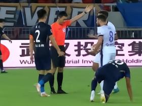 记者：面对高温天气，津门虎急调了防暑降温用品发放给球迷