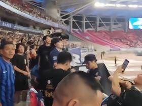 三镇球迷领喊在昨日比赛中引导球迷辱骂津门虎，并屡次做出侮辱性手势