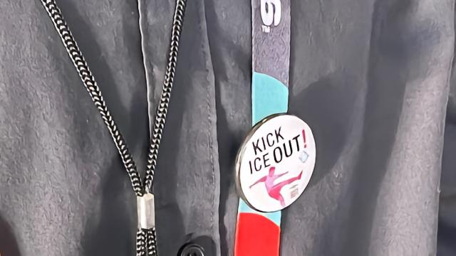 邮报：世界杯球场工作人员在美国队比赛时佩戴“ICE Out”徽章