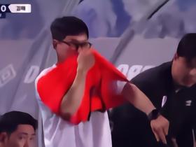水原三星主帅李侹晓的T恤撞色对手球衣，被要求穿上训练背心