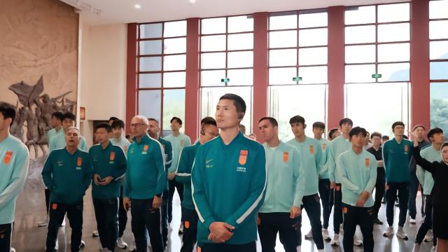 中国男足和中国U-23男足参观遵义会议陈列馆