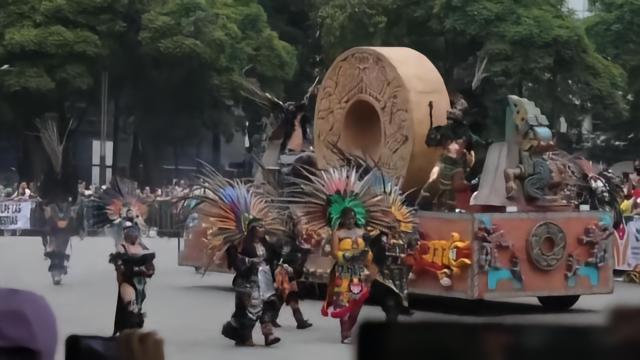 每体：墨西哥城周六举行了以2026年世界杯为主题的游行