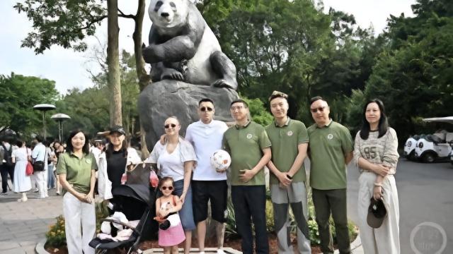 圆梦熊猫之旅！铜梁龙外援肯帕努一家打卡重庆动物园