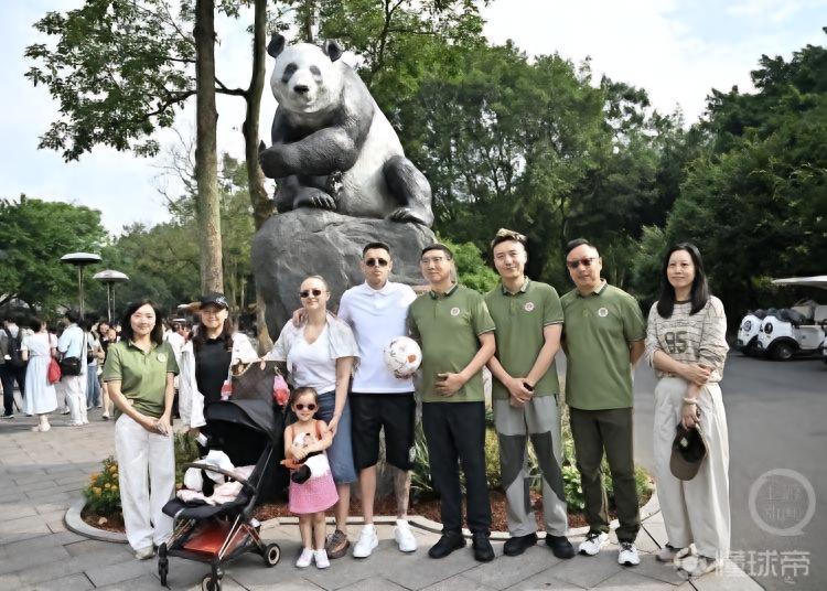 圆梦熊猫之旅!铜梁龙外援肯帕努一家打卡重庆动物园