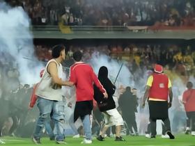 哥伦比亚甲爆发大规模骚乱，两队球迷冲场持凳子互殴