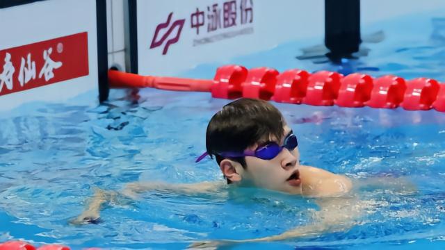 潘展乐47秒91夺得男子100米自由泳冠军，张展硕刷新PB摘银
