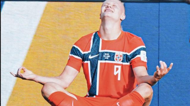 半场两球，哈兰德生涯欧冠、德甲、英超、世界杯首秀均破门