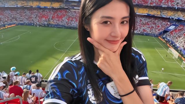 赵丽娜现场观战阿根廷vs阿尔及利亚，身穿阿根廷球衣助威梅西