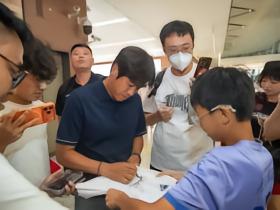 锦观新闻：辽宁铁人队抵达成都，有不少成都球迷接机徐正源