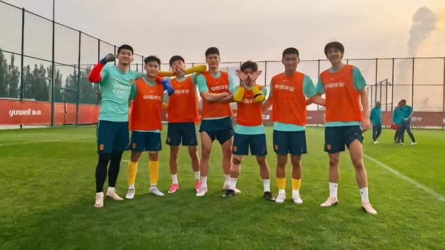 北青：国足在大连安排戴伟浚等人单练，球员17日中午陆续离队