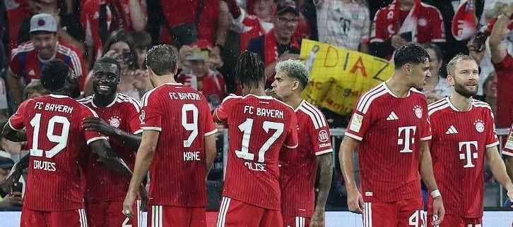 半场：拜仁1-0斯图加特，于帕梅卡诺头球破门，迪亚斯失单刀