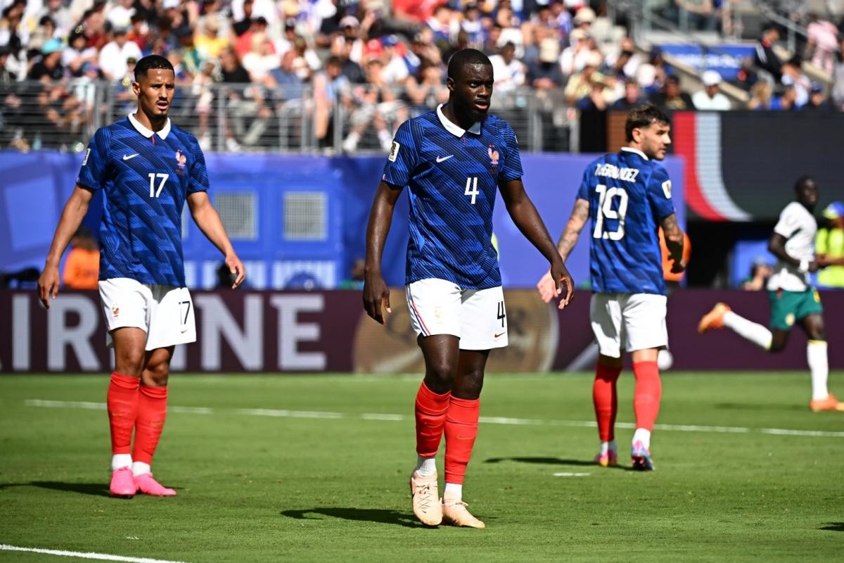 法国3-1塞内加尔，科斯切尔尼：法国的中卫组合冷静且互补