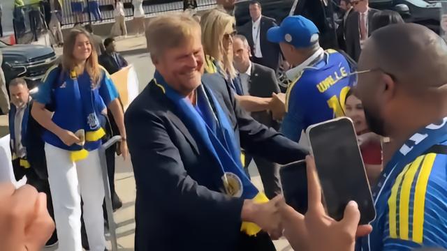 国王督战！荷兰国王携王后现场观看自治构成国库拉索的比赛
