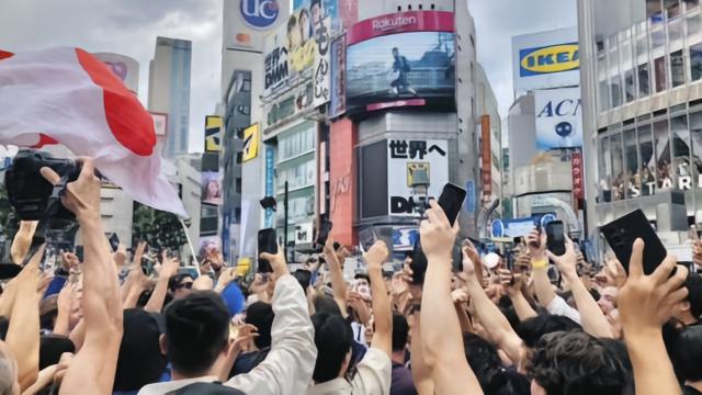 日本4-0击败突尼斯后,球迷涌入涩谷十字路口中央庆祝