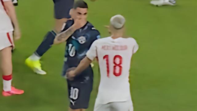 因直播中怒喷FIFA的捂嘴红牌政策，巴拉圭解说被吊销了媒体证