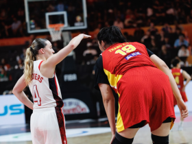 小猪佩奇，FIBA官方晒照：1米83的佩吉仰望张子宇露出惊讶表情